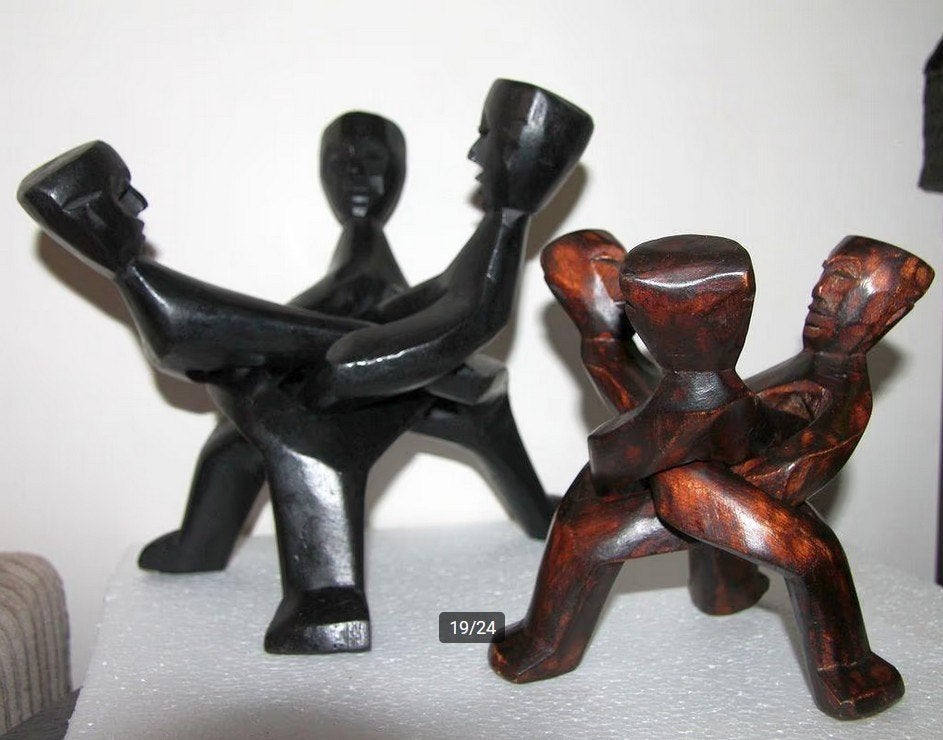 Twee handgesneden houten sculpturen. Verbonden met elkaar., Ophalen of Verzenden, Hout, Houtsnijwerk, Groep mensen