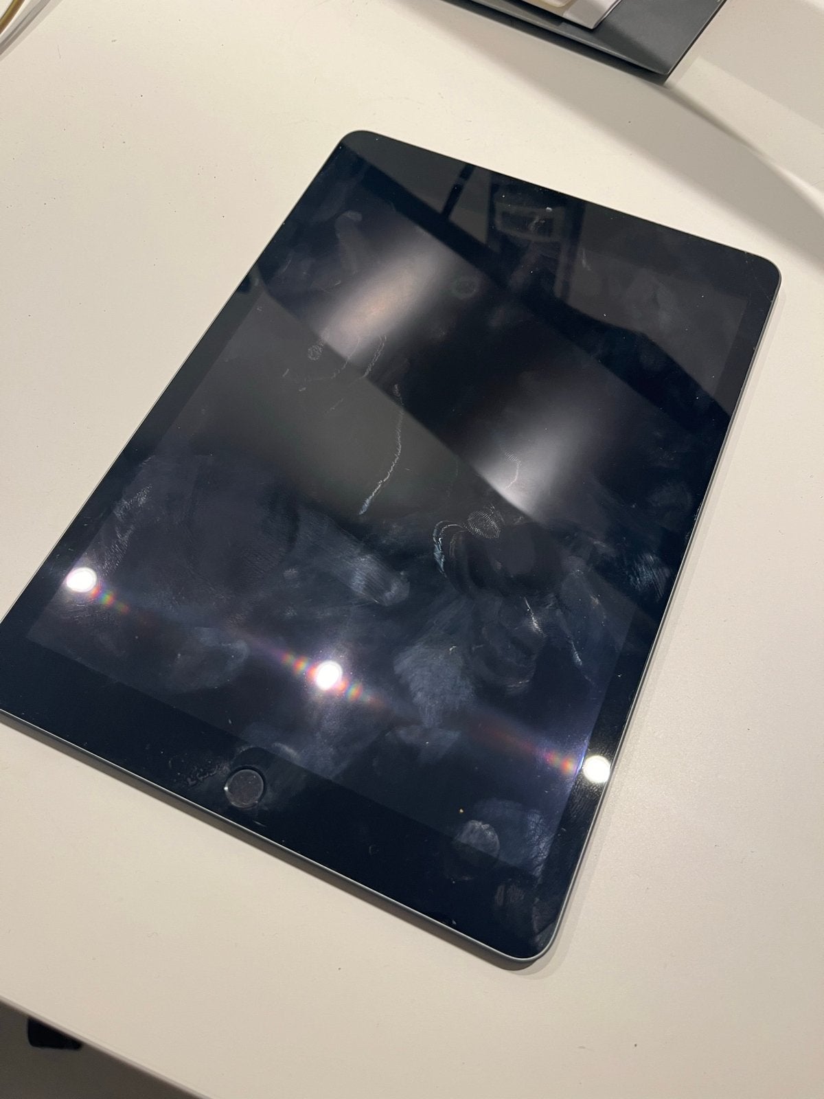 iPad 8e generatie - Schermkrassen, vuile achterkant, Ophalen of Verzenden, Gebruikt, Apple iPad