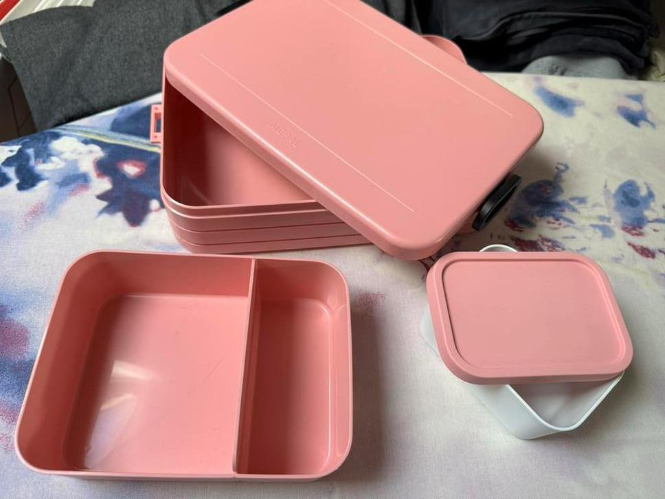 Mooie grote roze broodtrommel van Mepal, Huis en Inrichting, Keuken | Tupperware, Ophalen, Zo goed als nieuw, Bus of Trommel