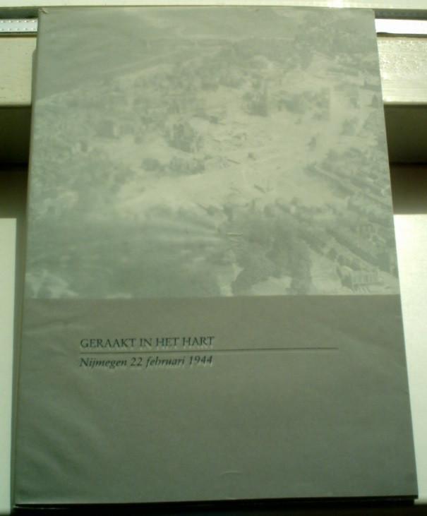 Geraakt in het hart, Nijmegen 22 februari 1944., Ophalen of Verzenden, Tweede Wereldoorlog, Zo goed als nieuw, Overige onderwerpen
