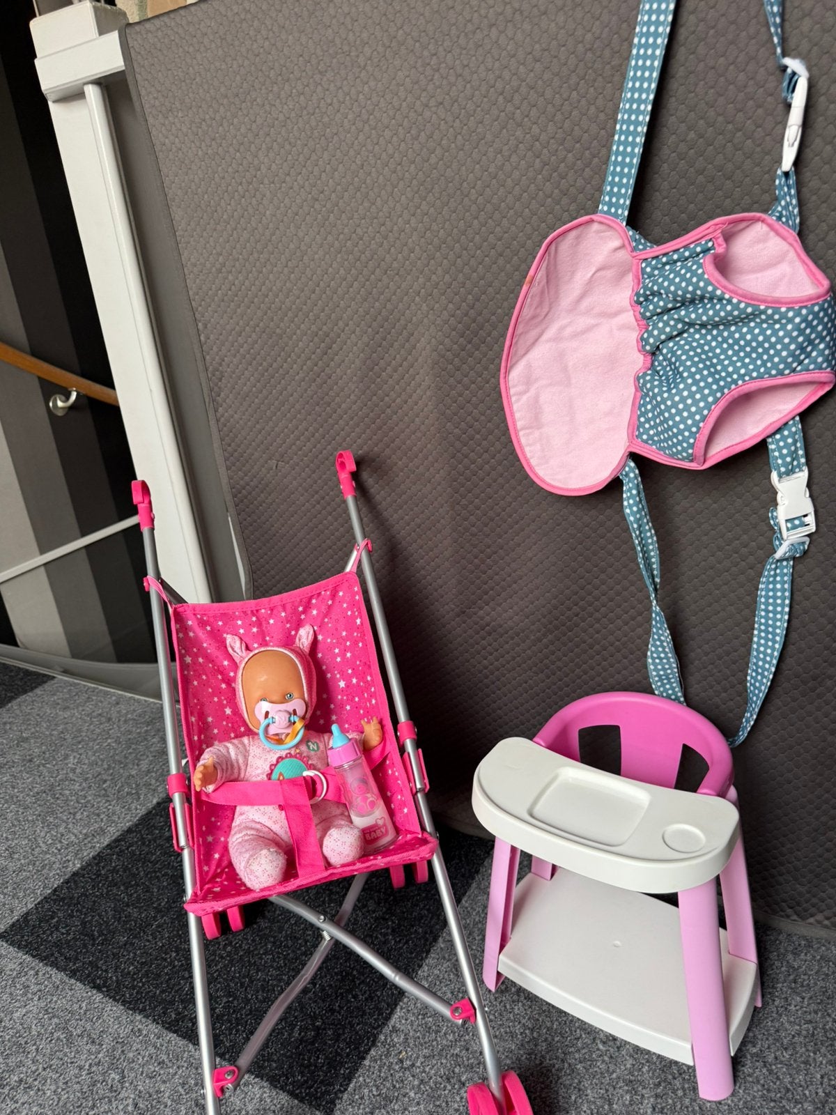 Poppen buggy,kinderstoel en draagzak, Kinderen en Baby's, Speelgoed | Poppen, Ophalen, Zo goed als nieuw, Babypop