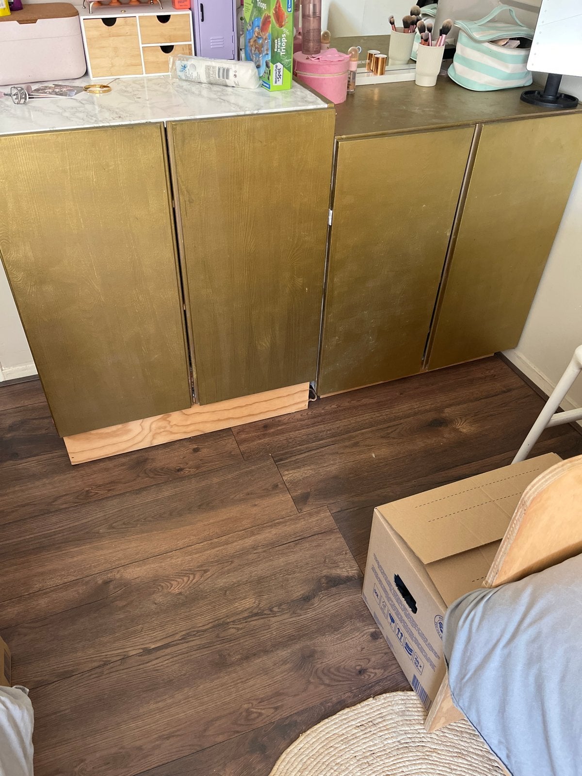 Gratis: Twee gouden kasten met marmerlook blad, Ophalen, Gebruikt