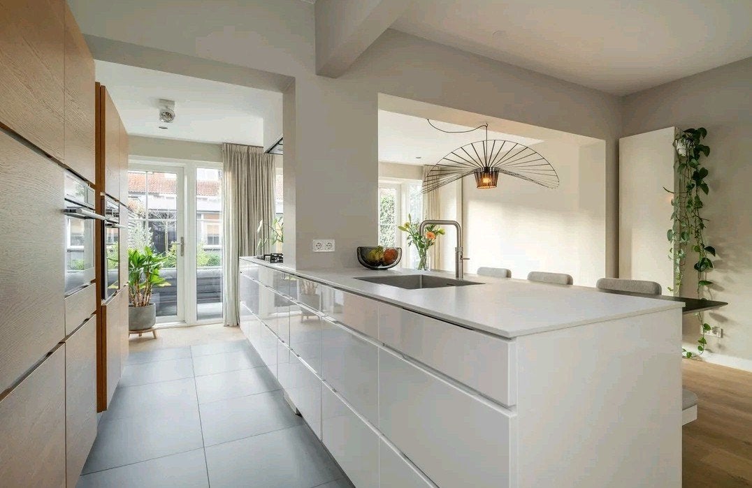 Luxe Kvik leefkeuken met kookeiland, eetbank en AEG/Smeg app, Huis en Inrichting, Ophalen of Verzenden, Zo goed als nieuw, Wit
