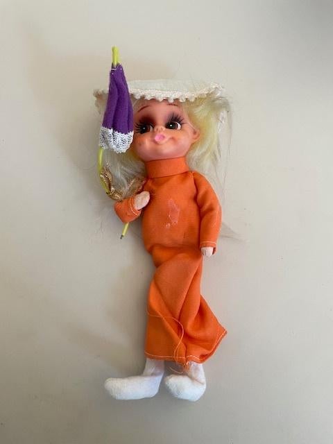 Vintage pop T.K.R. Jestia. Meisje met paraplu., Verzamelen, Poppen, Zo goed als nieuw, Pop, Ophalen