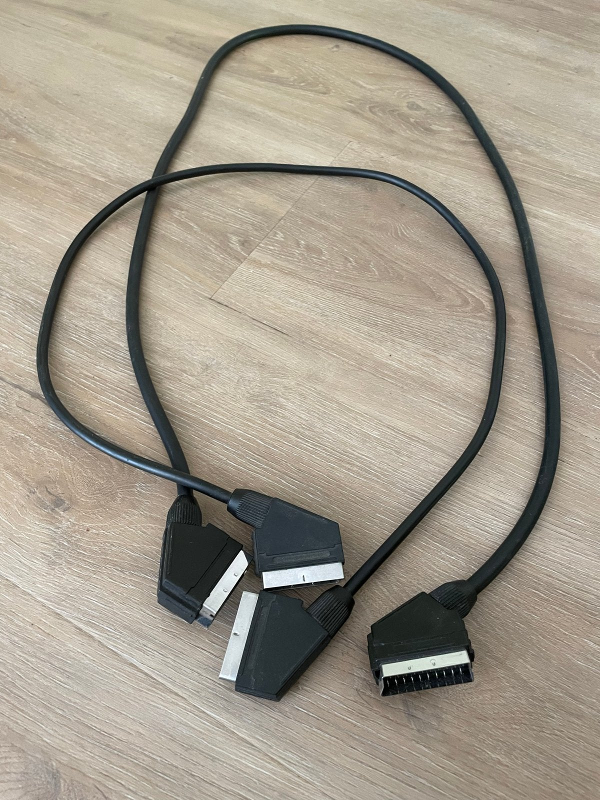 2 Scart kabels, Audio, Tv en Foto, Audiokabels en Televisiekabels, Ophalen, Gebruikt, Minder dan 2 meter, Scartkabel