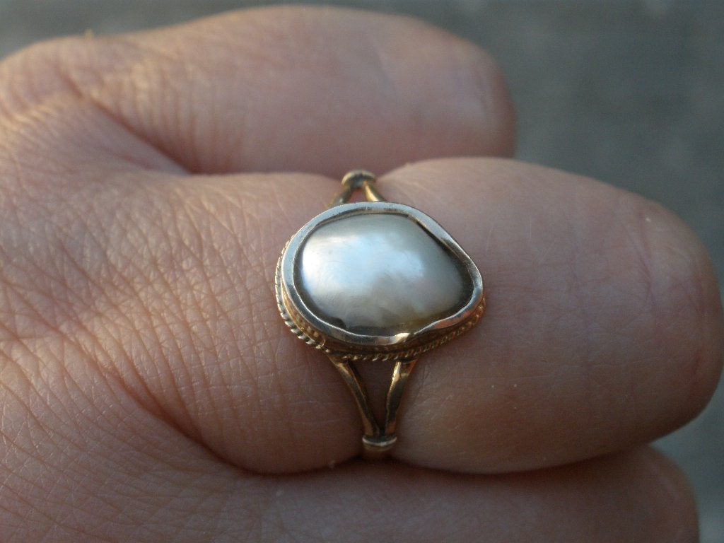 Gouden Ring met Baroque Parel uit Zeeuwse boedel 1906-1953, Sieraden, Tassen en Uiterlijk, Antieke sieraden, Ophalen of Verzenden