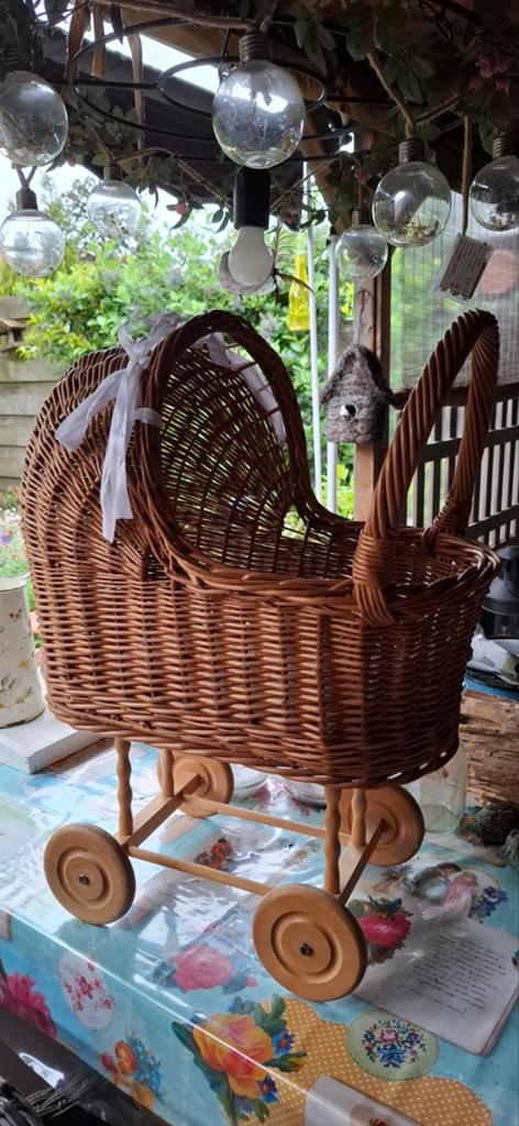 Vintage rieten poppenwagen met houten wielen, Kinderen en Baby's, Speelgoed | Poppen, Ophalen, Gebruikt, Overige typen