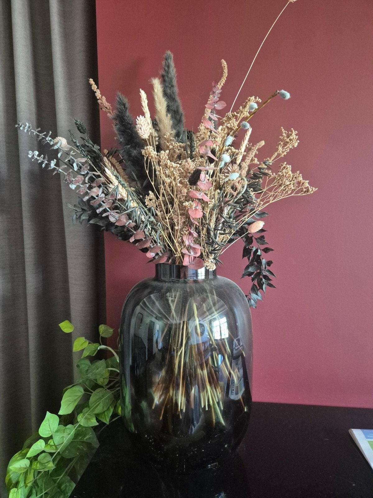 Grote glazen vaas met droogbloemen, Ophalen, Inclusief droogbloemen, Zwart, Glas