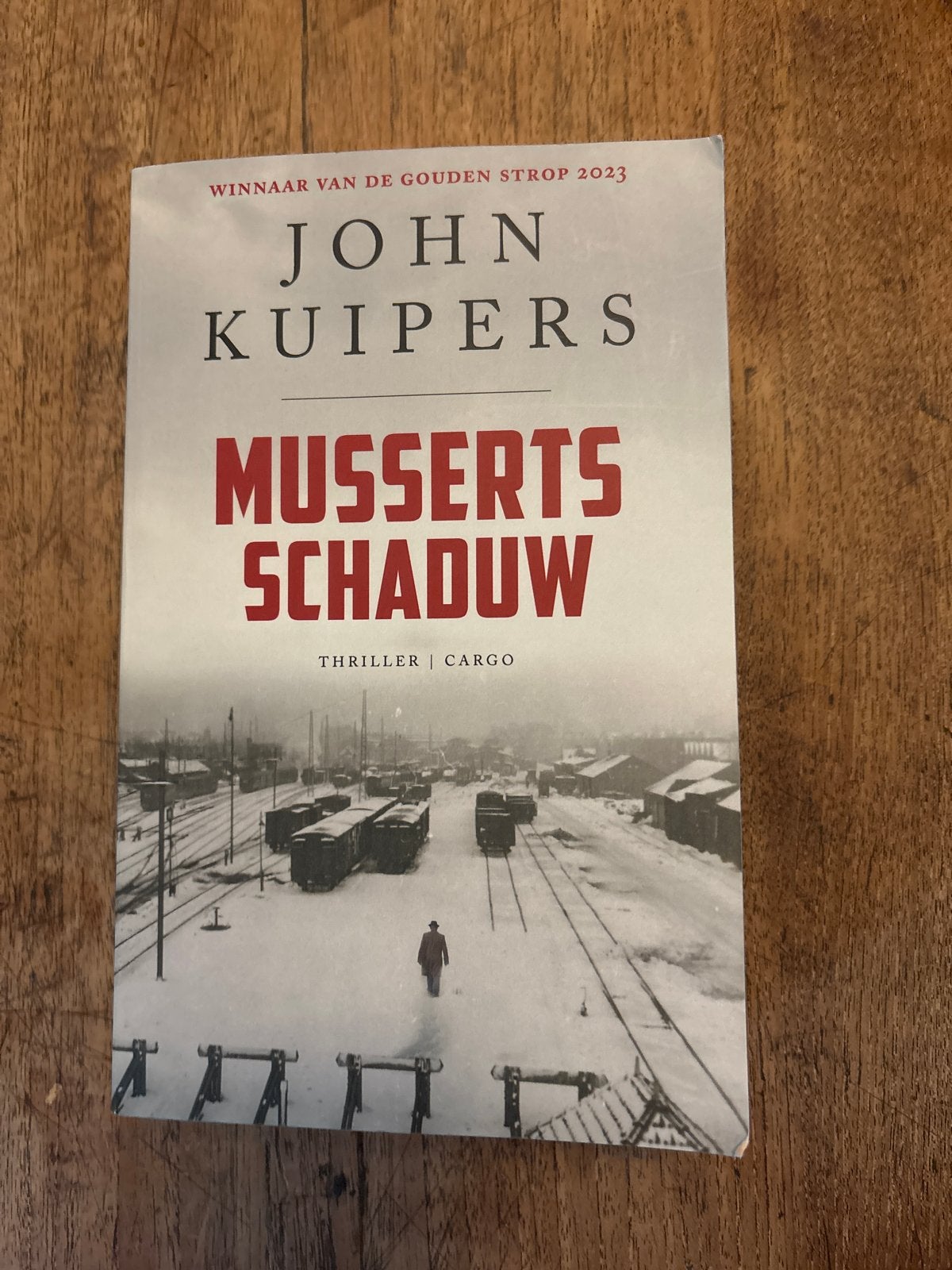 Musserts Schaduw - John Kuipers (Winnaar Gouden Strop 2023), Ophalen of Verzenden, Zo goed als nieuw, Nederland