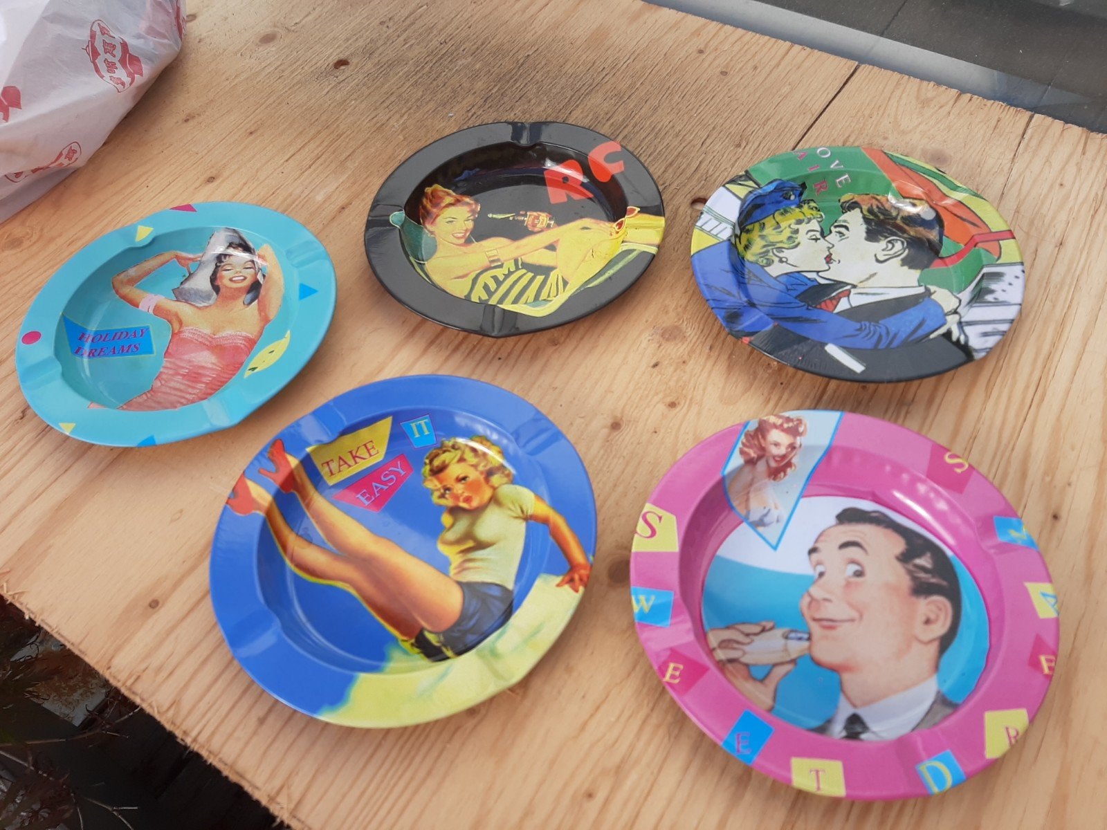 Set van 5 vintage asbakken met pin-up en retro afbeeldingen, Ophalen of Verzenden, Gebruikt, Asbak