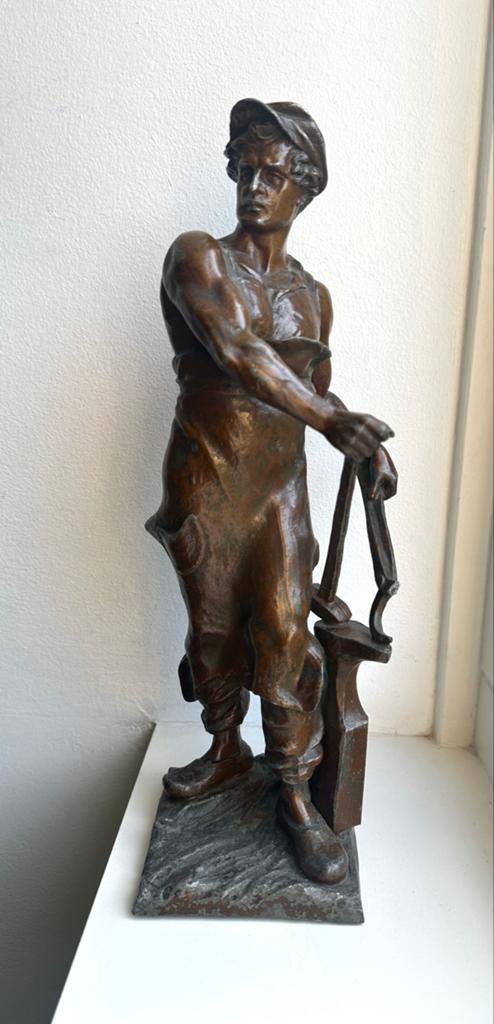 Bronzen beeld van een smid met aambeeld en tang, Antiek en Kunst, Kunst | Beelden en Houtsnijwerken, Beeld, Brons, Man, 20 - 50 cm
