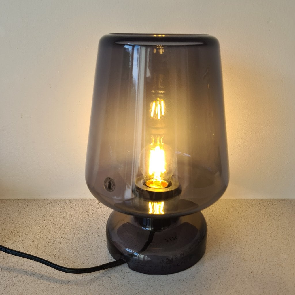 2 Ikea Guldalg tafellampen bedlamp rookglas nieuw setprijs, Huis en Inrichting, Lampen | Tafellampen, 25 cm, Nieuw, IKEA, E27 (groot)