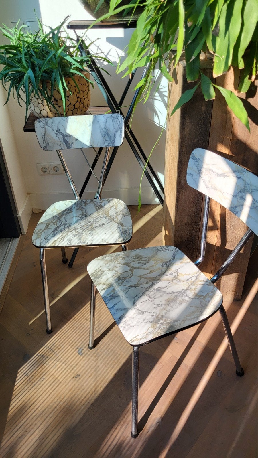 Vintage stoeltjes 2 stuks met marmerlook en chromen frame, Gebruikt, Overige kleuren, Eén, Hout