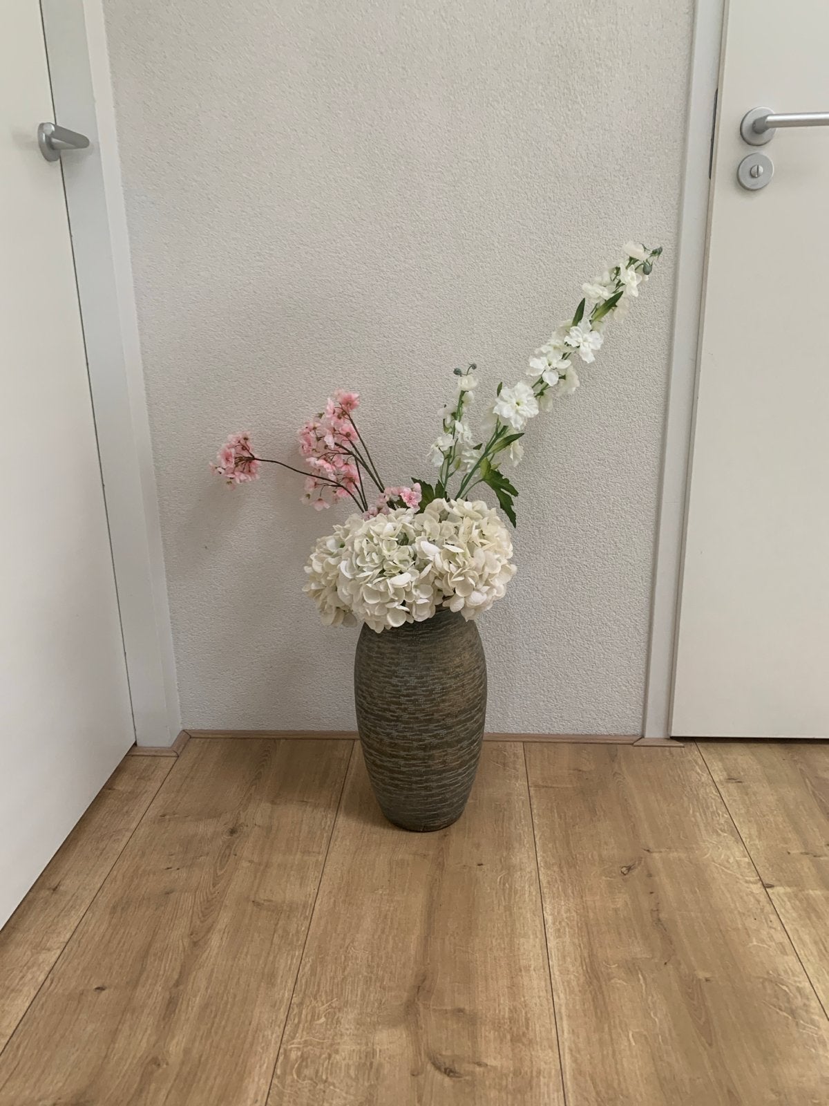 Grote decoratieve vaas met kunstbloemen, Huis en Inrichting, Ophalen, Overige materialen, Inclusief decoratie, Zo goed als nieuw