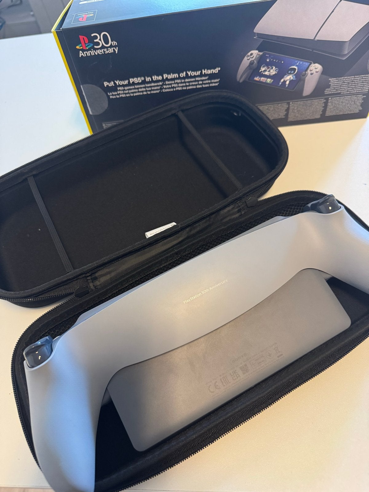 Foto 6 van PlayStation Portal Remote Player 30th Anniversary Edition