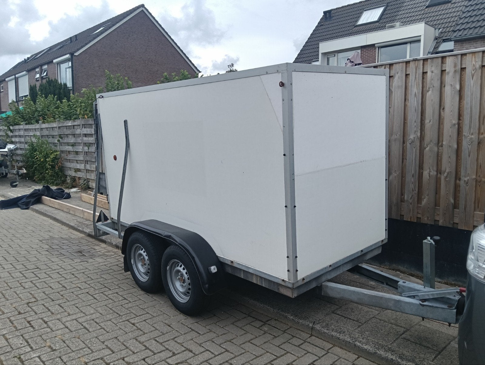 Midas Dubbelasser Dichte/Gesloten Aanhanger 2000kg Laadvermo, Ophalen, Zo goed als nieuw