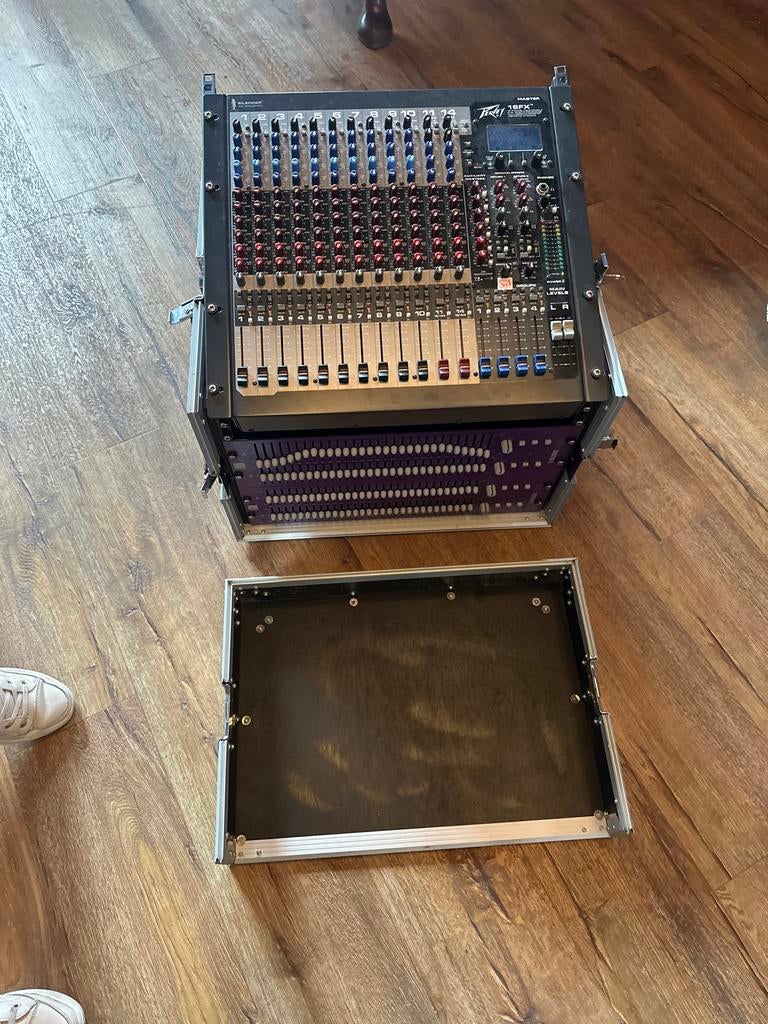 Peavey XR 8600D Powermixer in Flightcase, Ophalen of Verzenden, Gebruikt, 5 tot 10 kanalen, Microfooningang