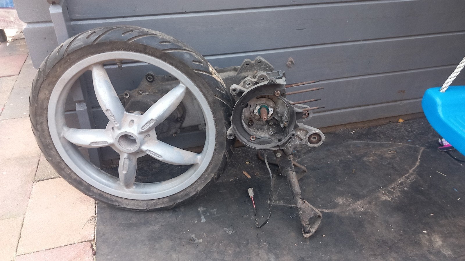aprilia  scooter blokje +16 inch  achterwiel, Ophalen of Verzenden