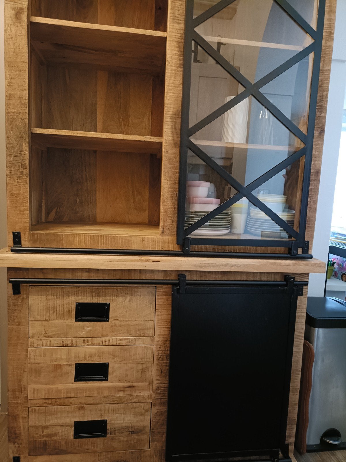 Robuuste Mangohouten Kast met Glazen Schuifdeur 2.5 jr., Ophalen, Gebruikt, 100 tot 150 cm, Met lade(s)