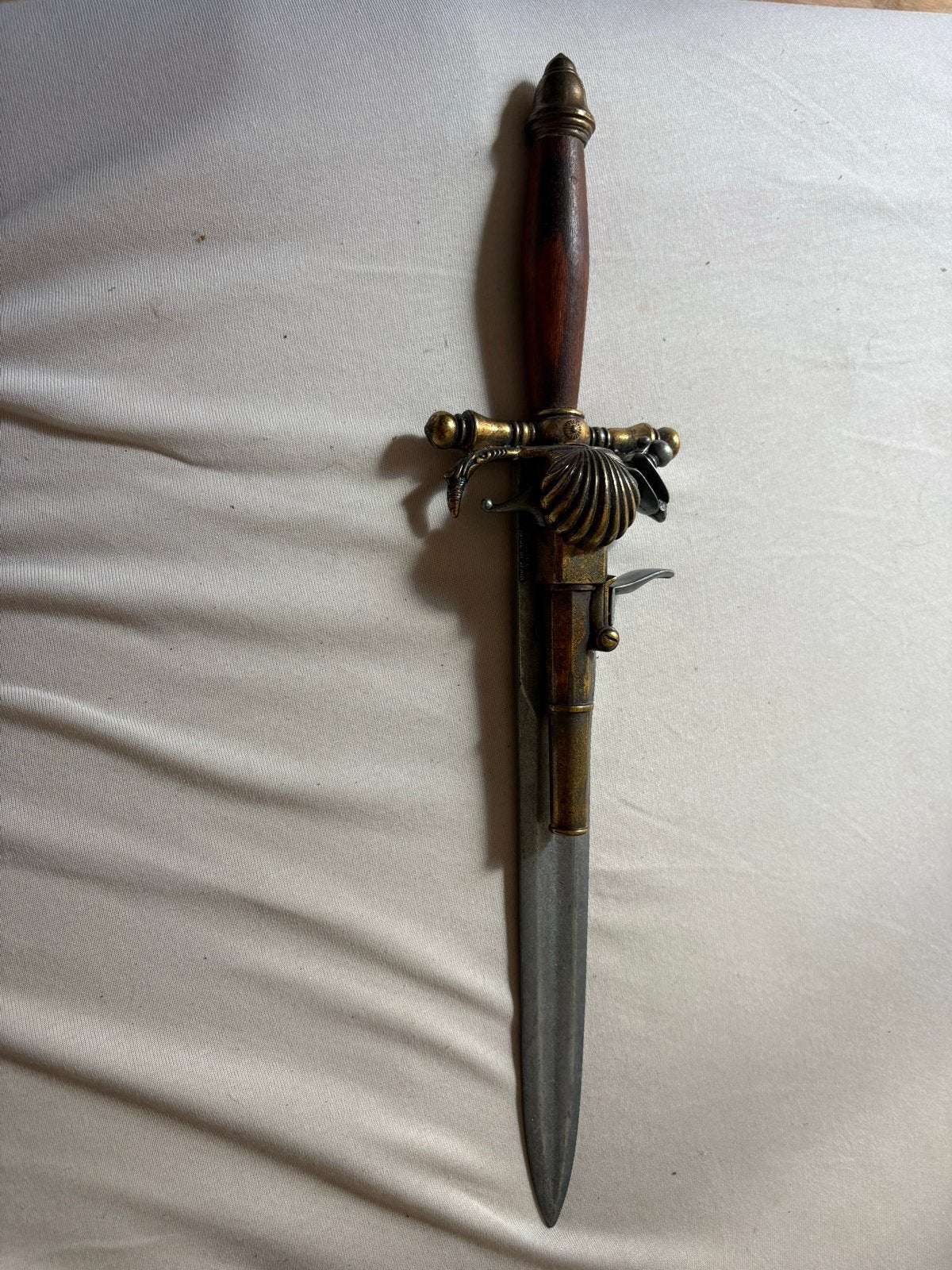 Decoratieve dolk met vuursteenmechanisme, Verzenden