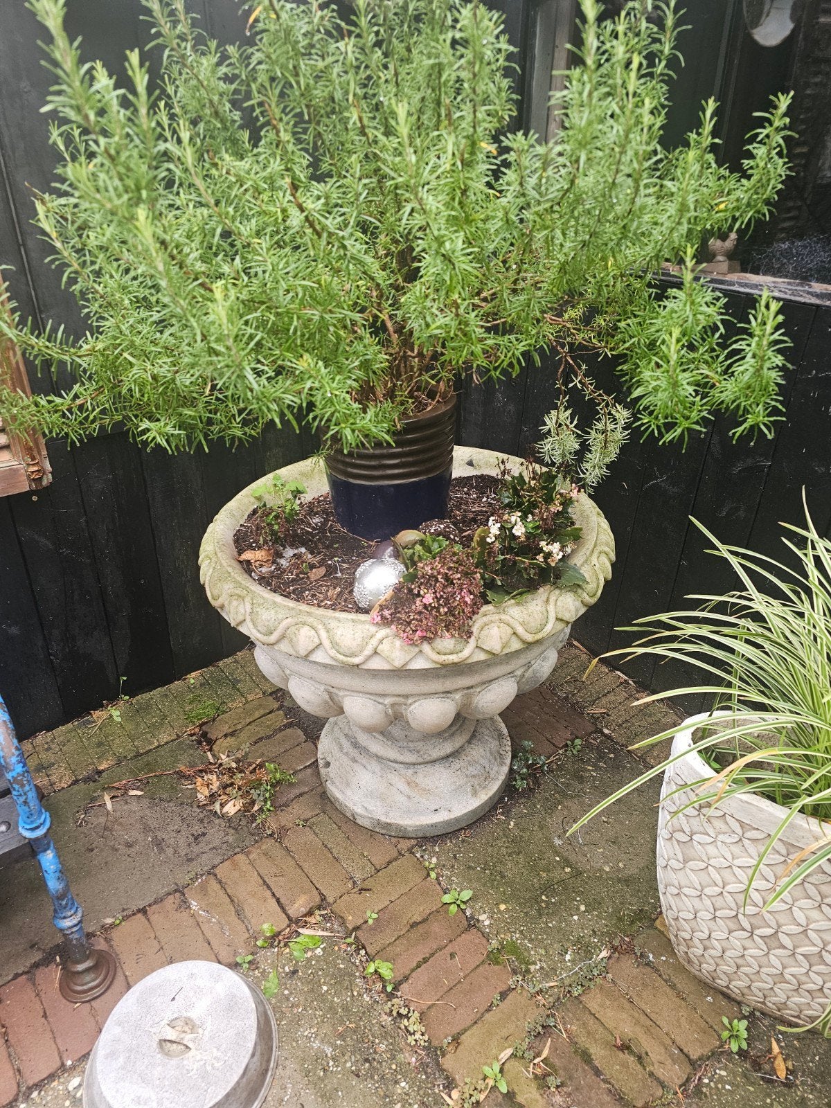 Diverse tuinbeelden, pilaren en twee grote plantenbakken, Ophalen, Steen, Gebruikt, Rond