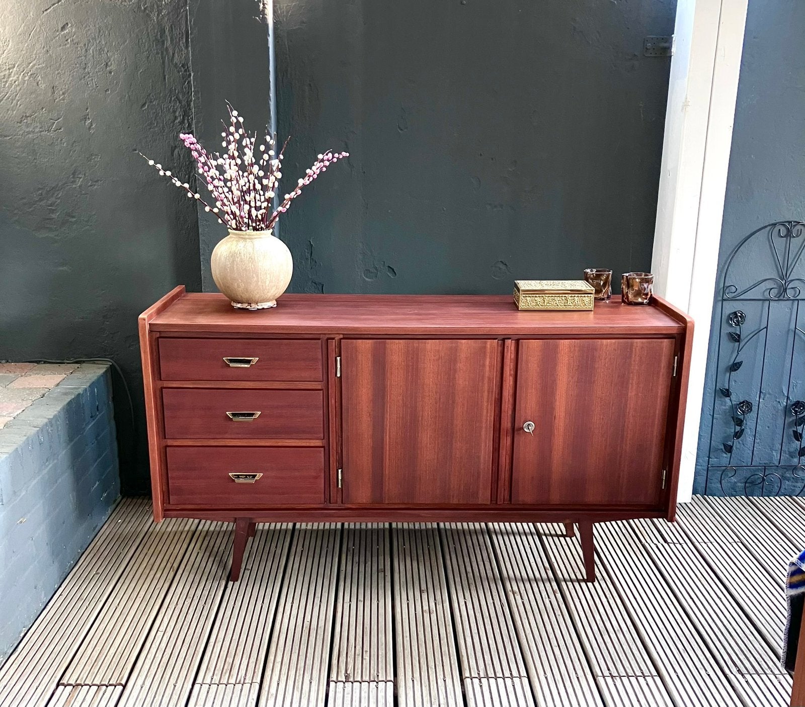 Prachtig vintage teak dressoir / Tv-meubel, Ophalen, Zo goed als nieuw, 25 tot 50 cm, Met deur(en)