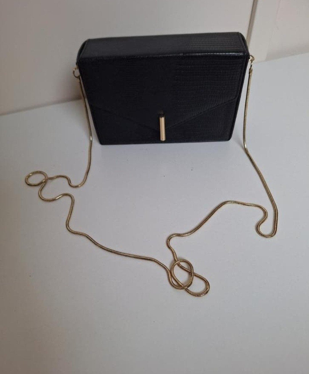 Zwart tasje met goudkleurige schouderketting, Ophalen, Zo goed als nieuw, Zwart, Schoudertasje