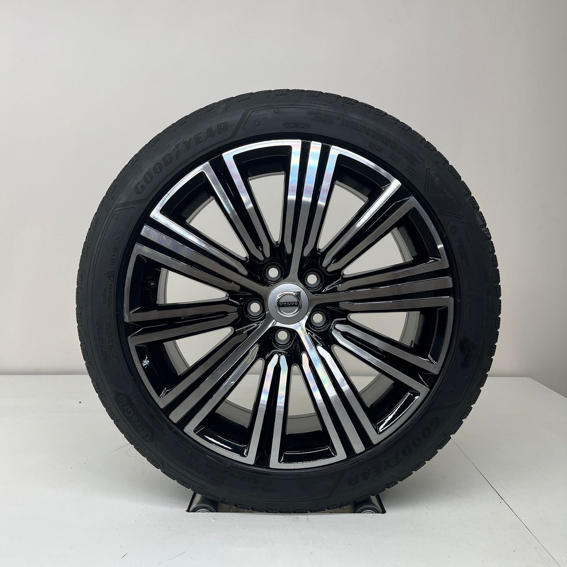 Volvo V60 / S60 - 18 inch - winterbanden, Auto-onderdelen, 18 inch, Gebruikt, Banden en Velgen, 235 mm