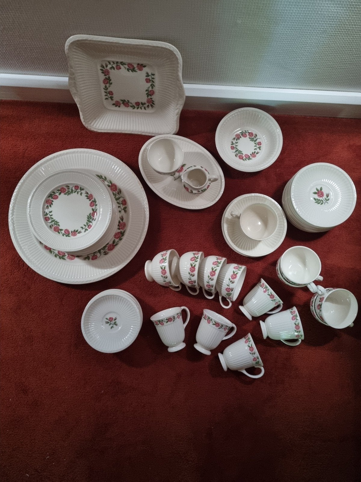 Wedgwood Rosalind servies - Diverse onderdelen, Huis en Inrichting, Keuken | Servies, Ophalen, Zo goed als nieuw, Porselein, Bord(en)