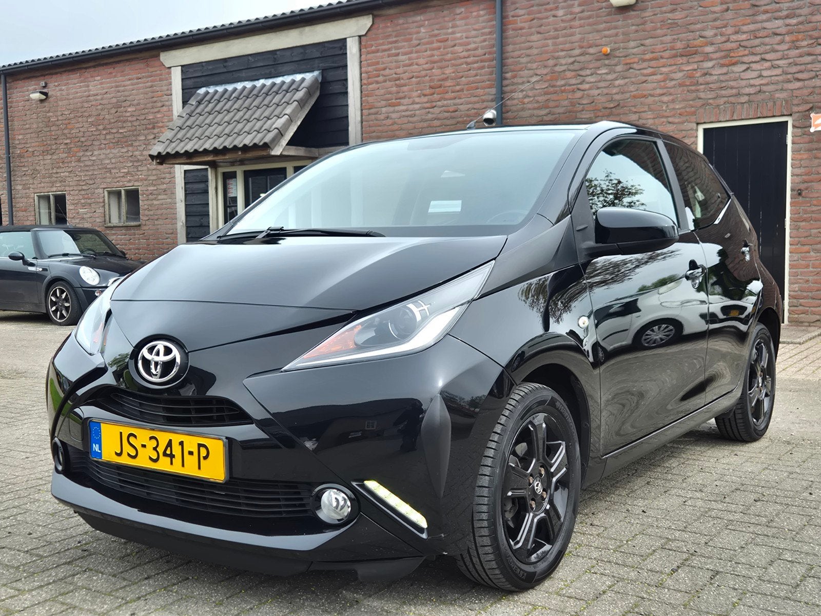 Toyota Aygo 1.0 12V Vvt-i Ddrs 2016 Zwart I Camera I Airco, Voorwielaandrijving, Euro 6, Met garantie (alle), Zwart