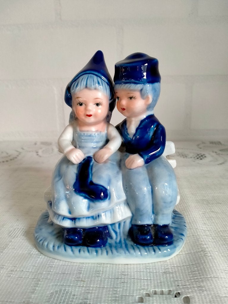 Klassiek porseleinen beeldje jongen/meisje Delftsblauw, Ophalen of Verzenden, Zo goed als nieuw, Mens