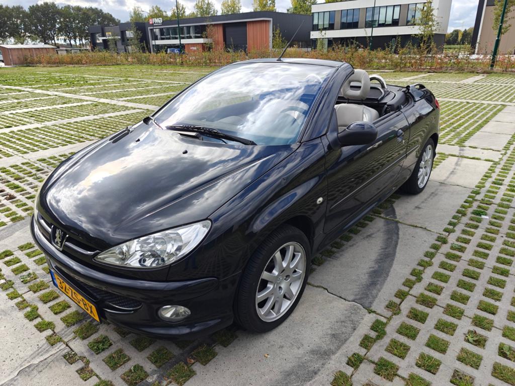 Peugeot 206 2.0 16V CC 2005 Zwart, Auto's, Peugeot, 136 pk, 4 cilinders, Cabriolet, 4 stoelen