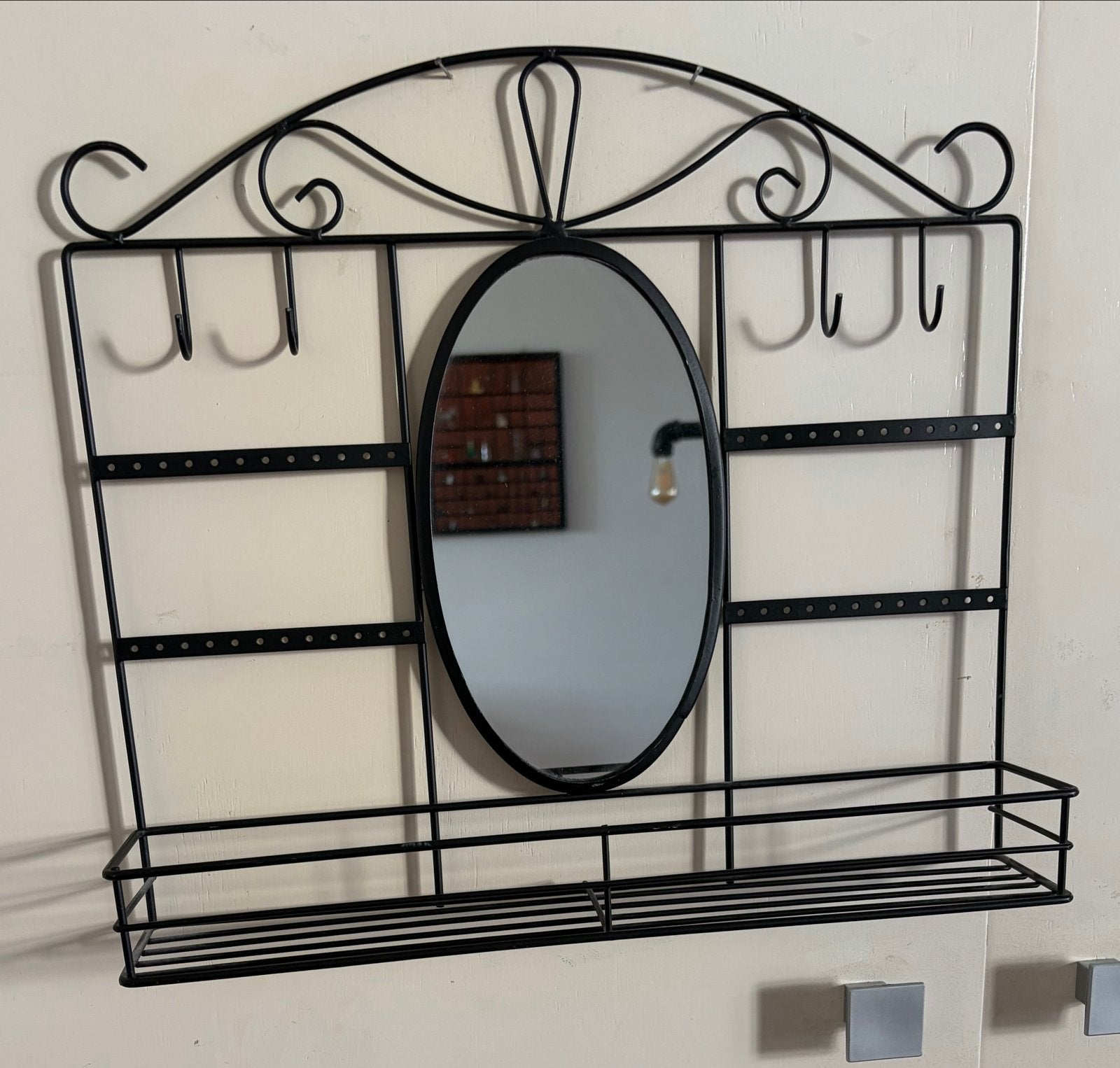 Zwart metalen sieraden rekje met spiegel en haken, Gebruikt, 100 tot 150 cm, Ophalen of Verzenden, Rechthoekig