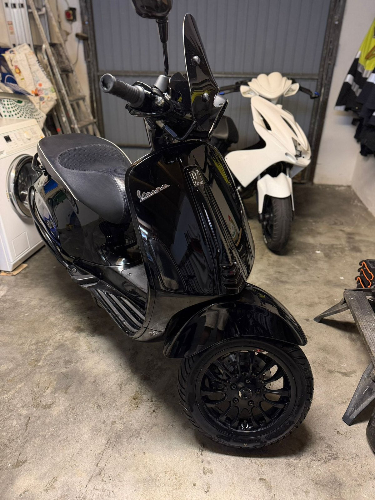 Vespa sprint full option black 2017, Ophalen, Maximaal 45 km/u, Zo goed als nieuw, 1 versnellingen