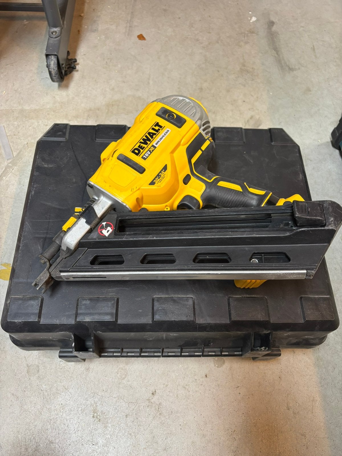 Dewalt DCN692 18v constructietacker incl. koffer en spijkers