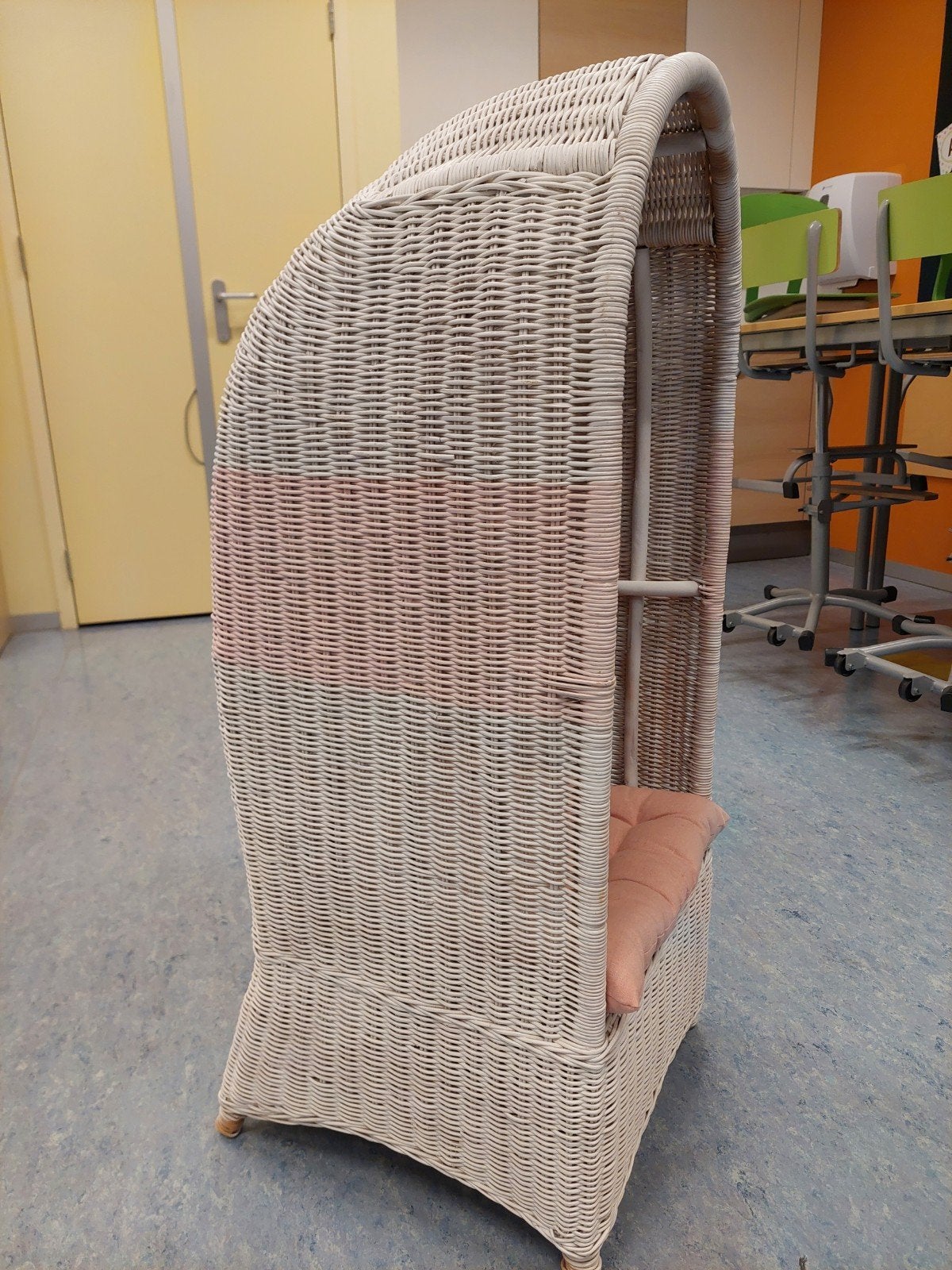 Witte rieten steeeestoel met kap - perfect voor kinderkamer., Ophalen, Wit, Riet of Rotan, Zo goed als nieuw