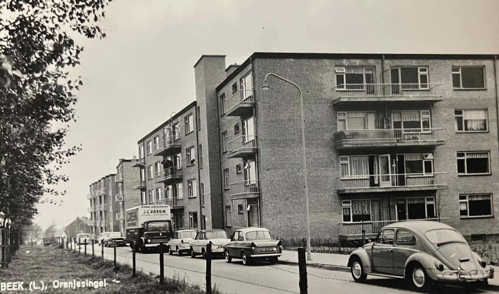 Ansichtkaart met auto’s 3 Dafjes op de Oranjesingel in Beek, Ophalen of Verzenden, 1960 tot 1980, Ongelopen, Voertuig