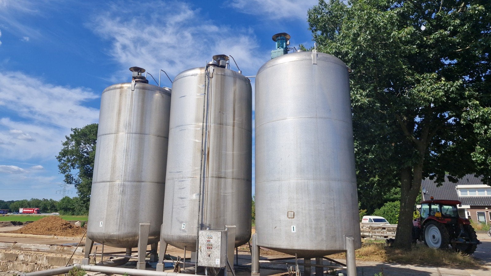 2x rvs tanks 20m3 met roerwerk