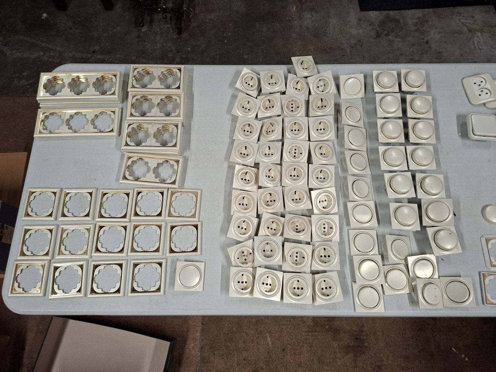 Gira schakelmateriaal: afdekplaatjes, stopcontacten, dimmers, Ophalen