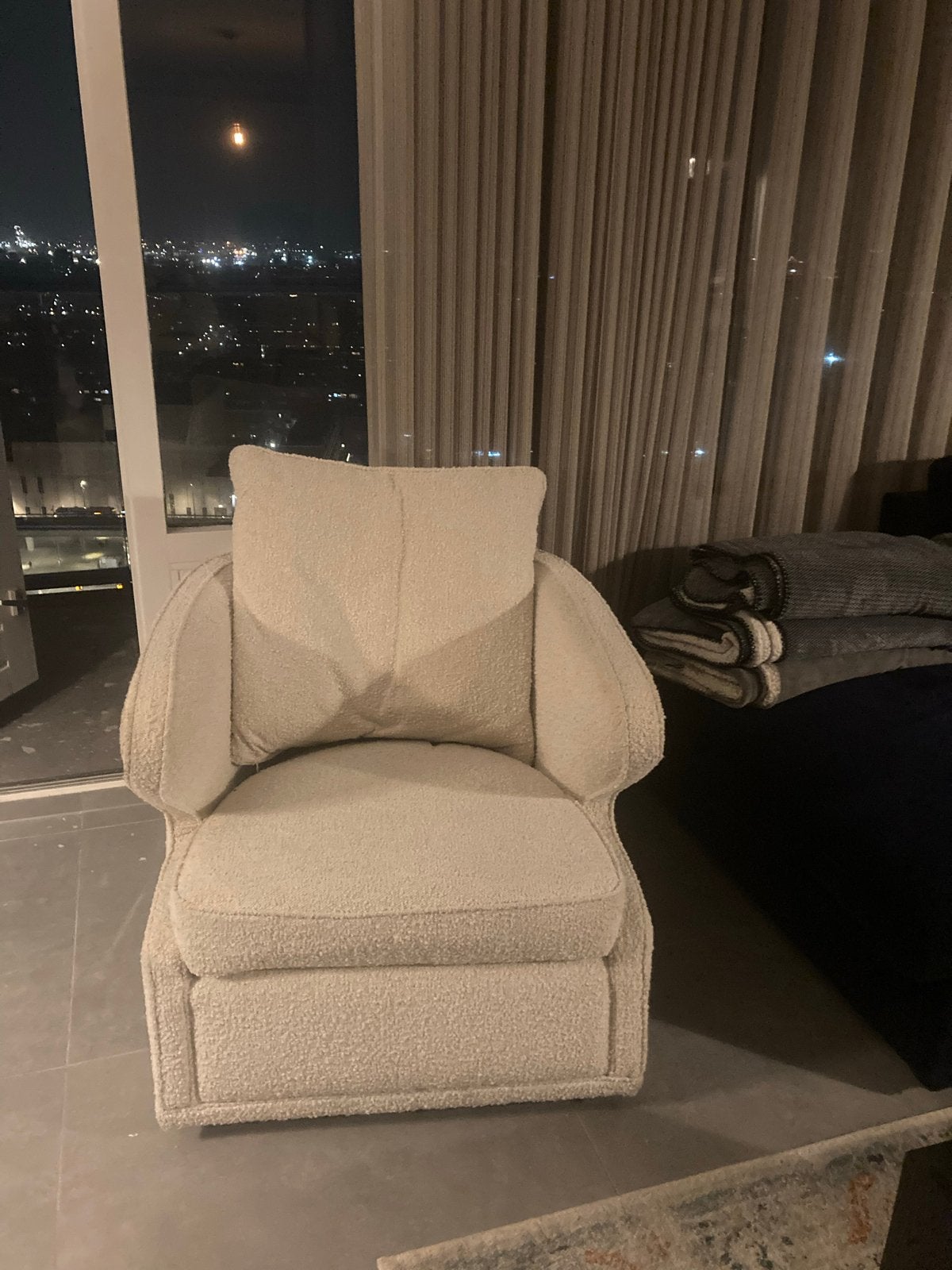 Eichholtz Dorset Draaifauteuil – Bouclé Cream, Huis en Inrichting, Ophalen, Zo goed als nieuw, Stof