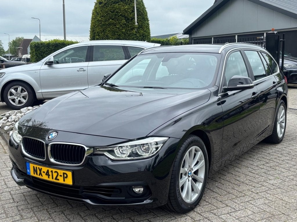 BMW 3 Serie Touring 320i High Executive Automaat 2017 Zwart, Auto's, Automaat, Achterwielaandrijving, 4 cilinders, Zwart
