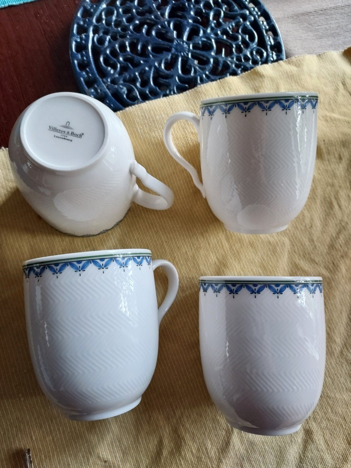 4 mokken villeroy en Boch met blauwe rand, Ophalen, Zo goed als nieuw, Overige stijlen, Kop(pen) en/of Schotel(s)