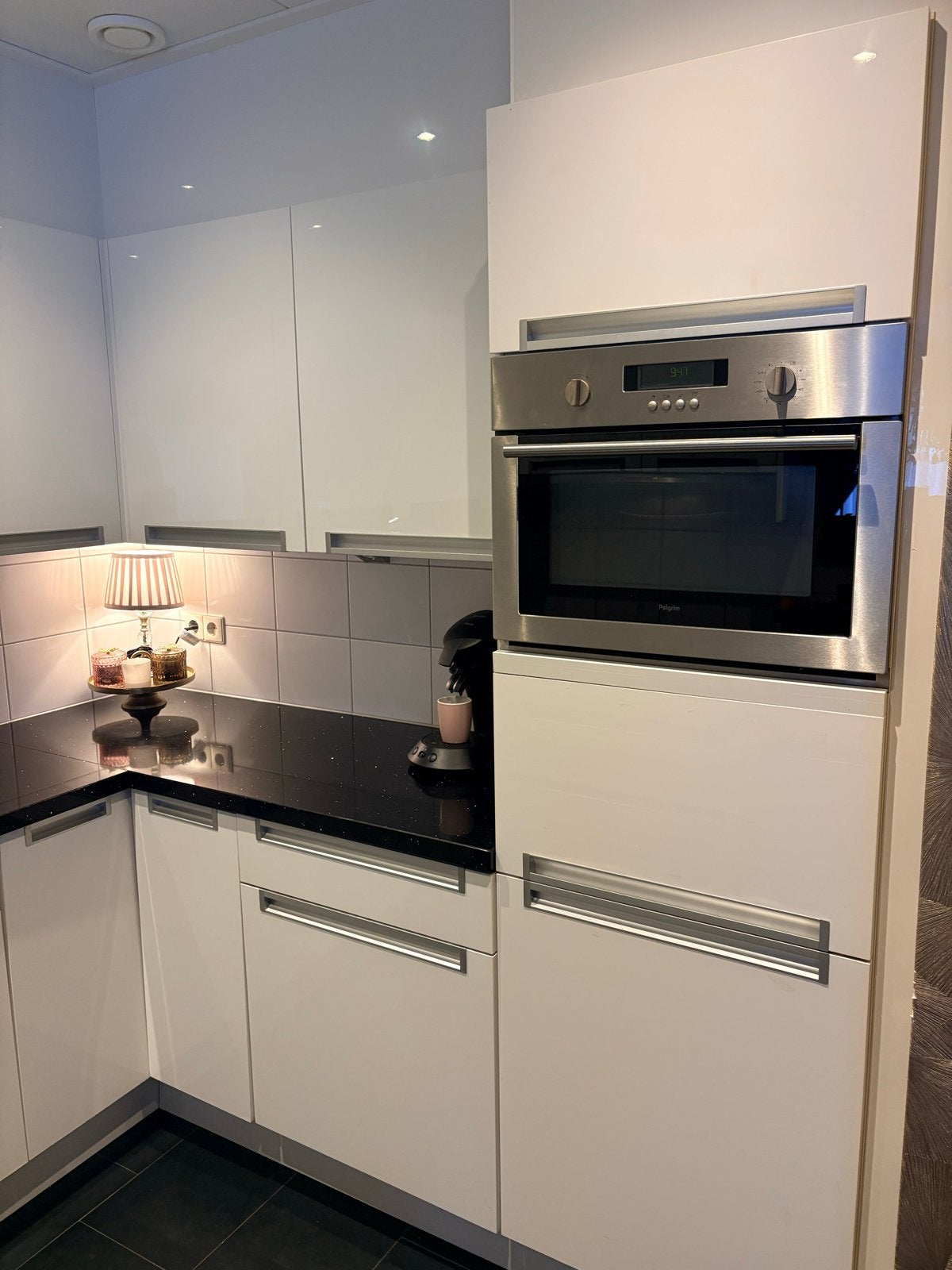 Moderne witte U keuken met apparatuur., Ophalen, Gebruikt, Wit, Hoekkeuken