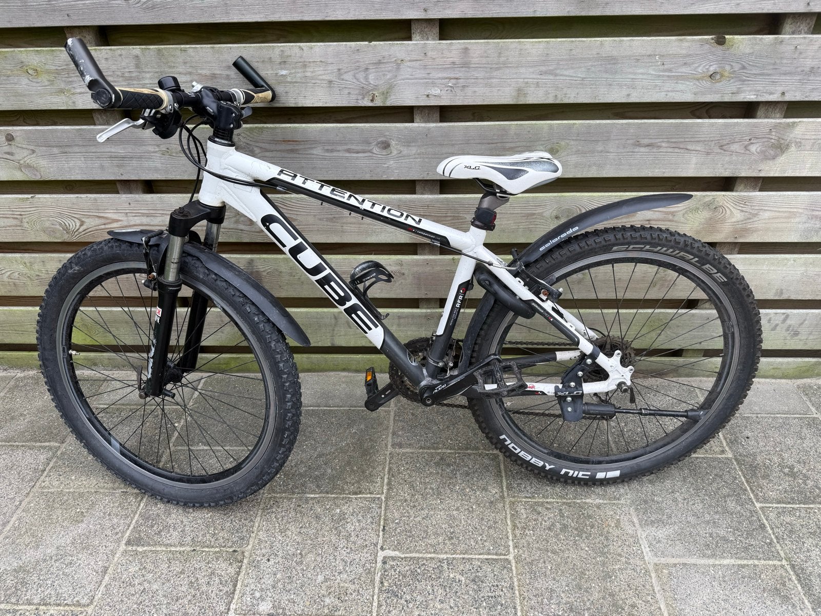 Witte Cube mountainbike met 26x2.25 banden