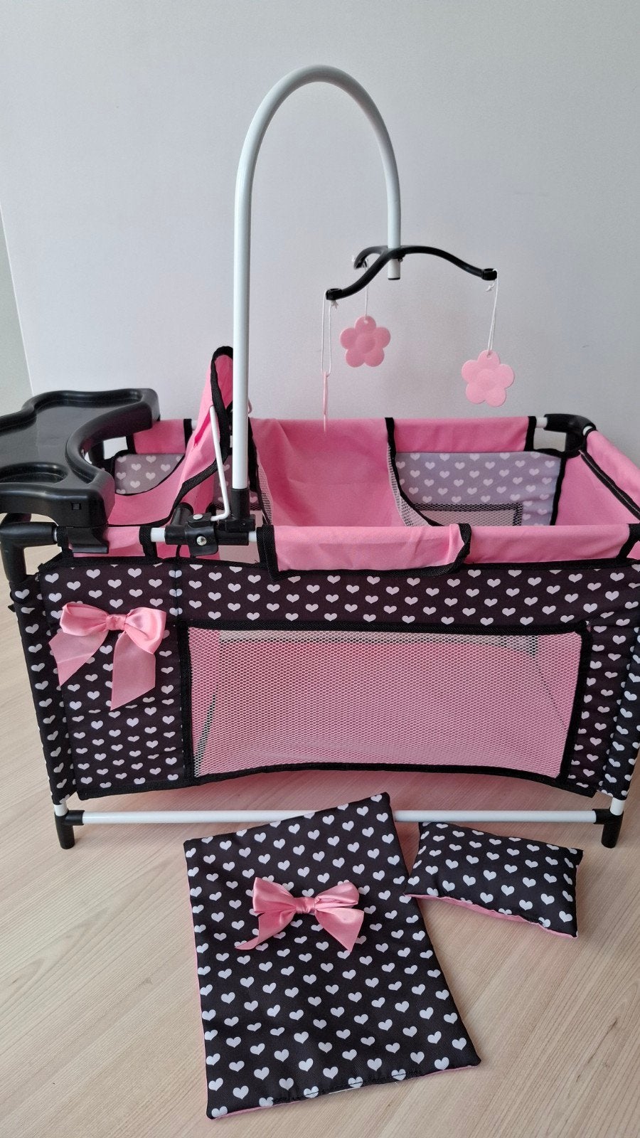 Poppenbedje met mobiel en accessoires, Ophalen, Gebruikt, Overige typen