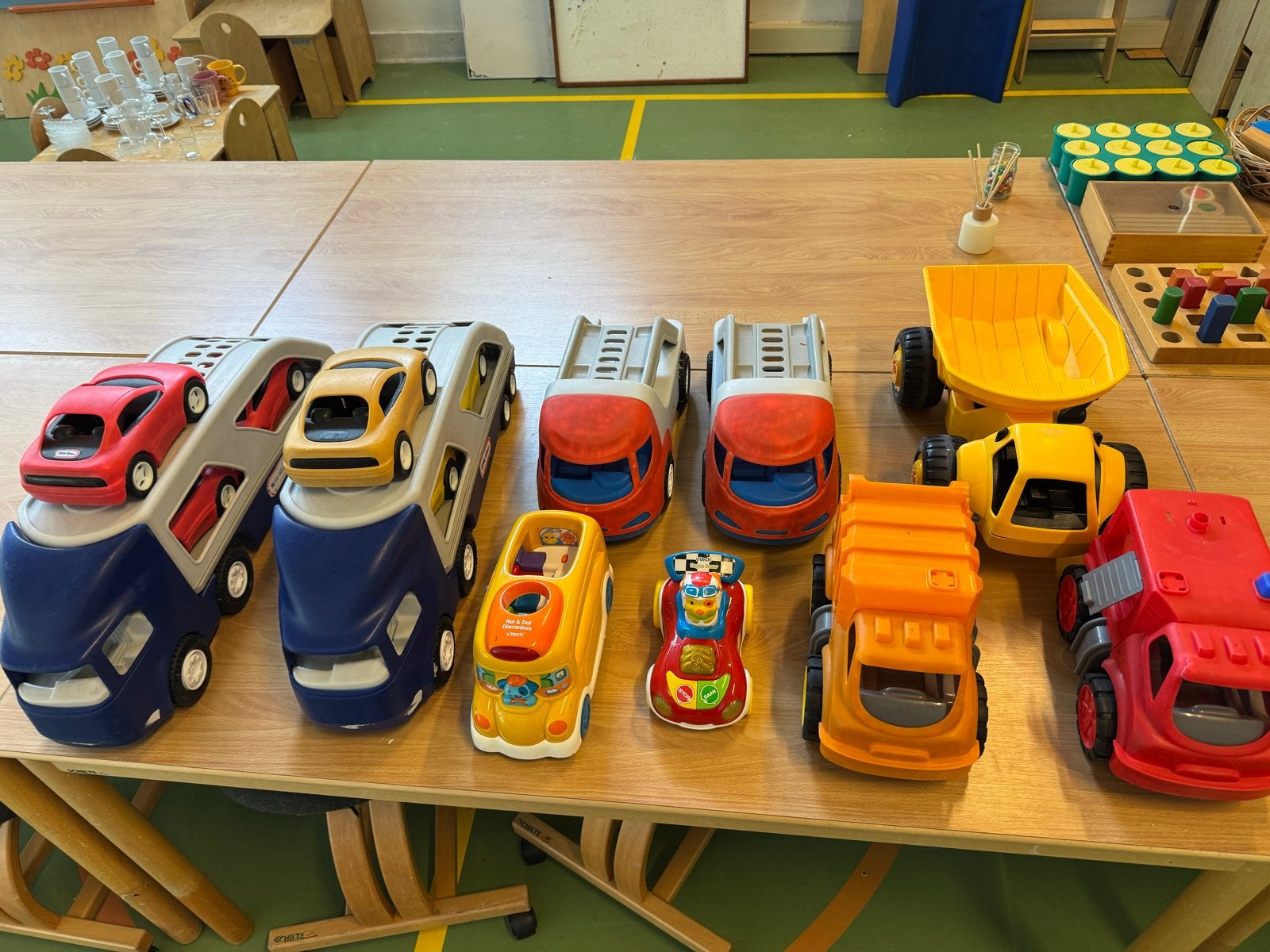 Little Tikes auto's met garage en diverse voertuigen, Ophalen of Verzenden, Gebruikt