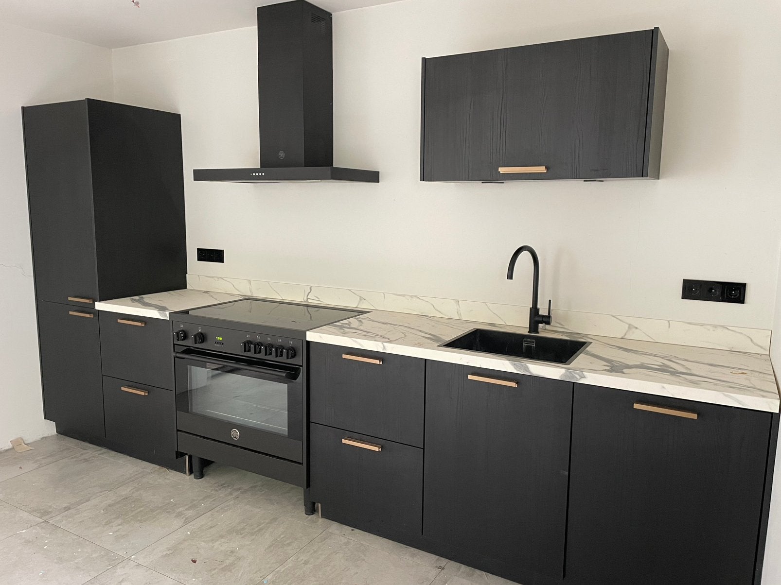 Complete keuken van Tulp, Ophalen, Zo goed als nieuw, Zwart, Enkelwandige keuken
