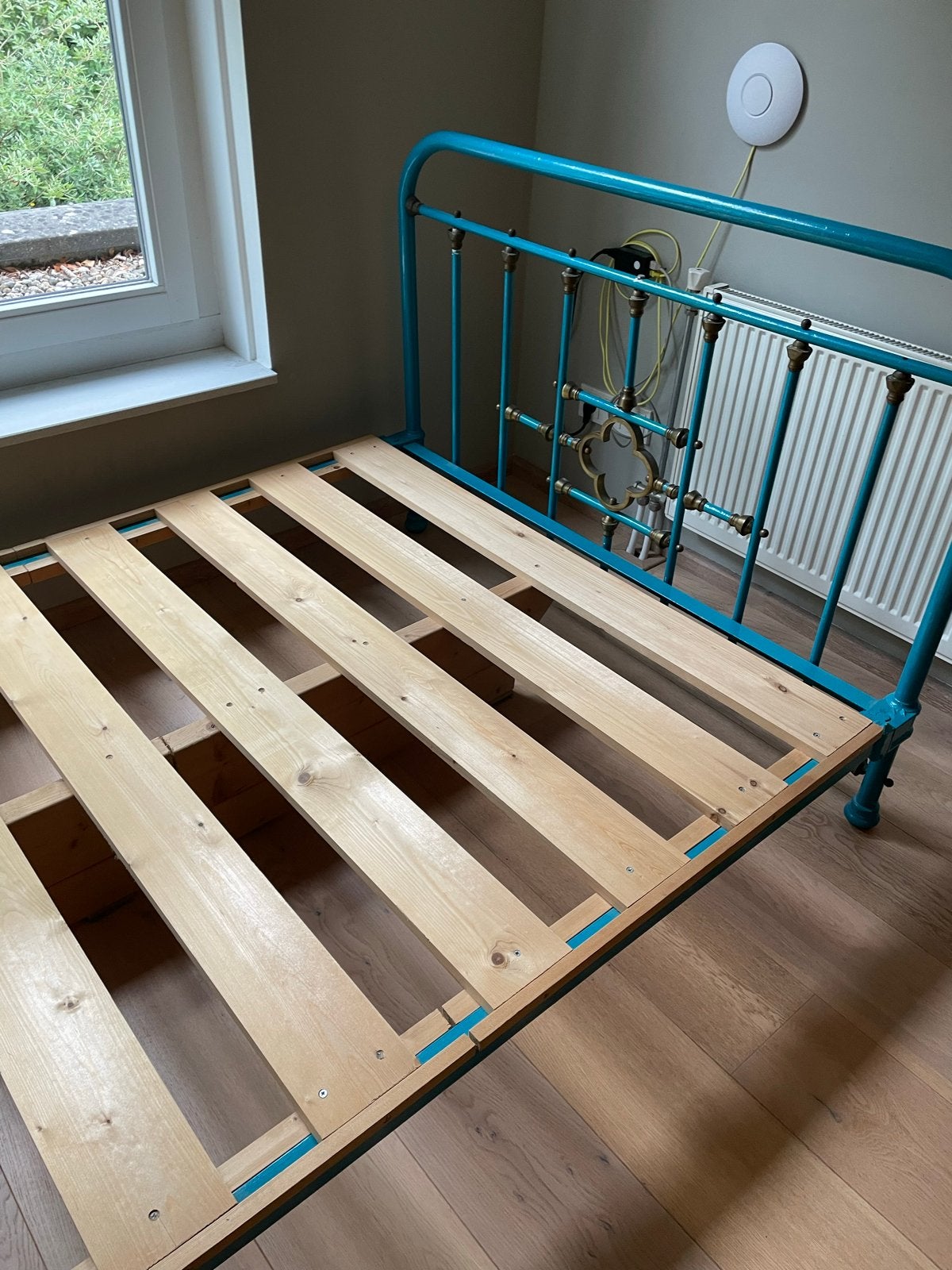 Frans spijlenbed met lattenbodem - 190x126 cm, Ophalen, Gebruikt, Overige kleuren, 190 cm of minder
