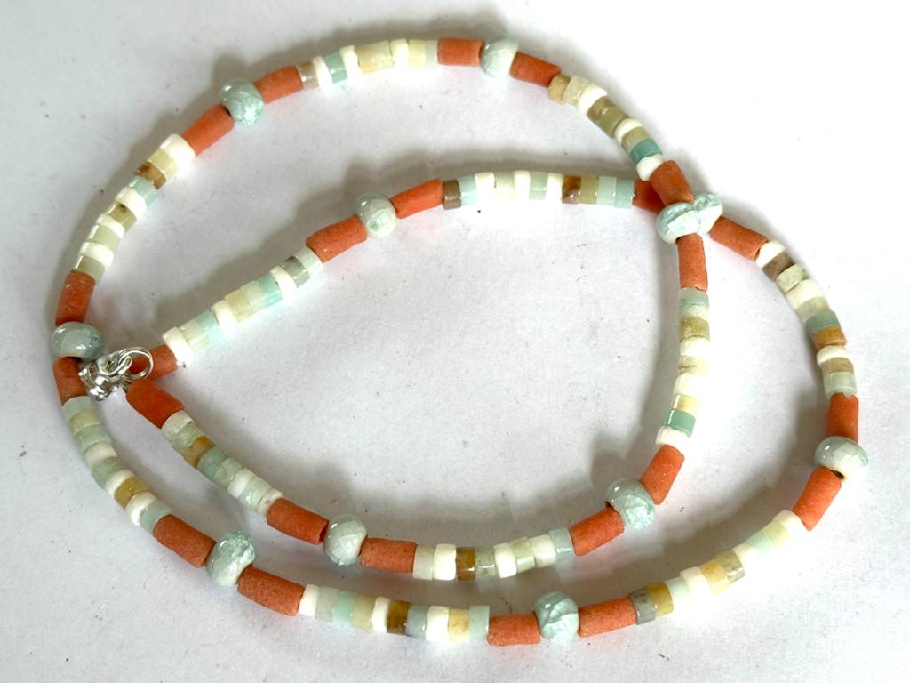 Ketting geperst glas, keramiek, edelsteen en schelp, Overige kleuren, Verzenden, Zo goed als nieuw, Steen of Mineraal