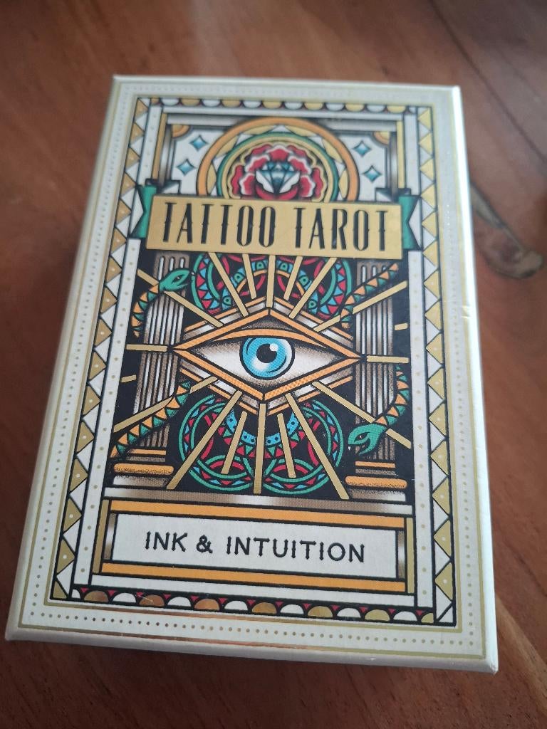 Tattoo Tarot (Engelstalig/ English), Boeken, Tarot of Kaarten leggen, Overige typen, Diverse auteurs, Ophalen of Verzenden